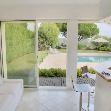 Poolhouse Maison Angelvin شقة